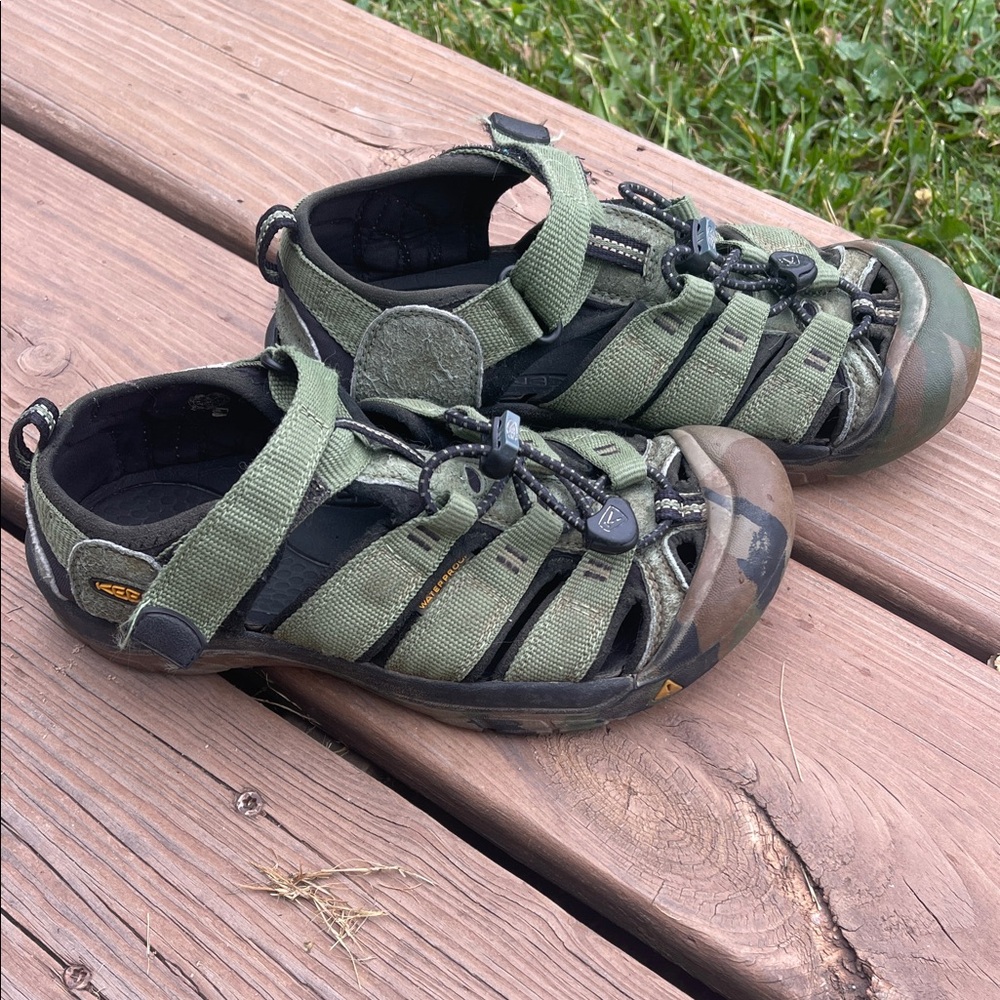KEEN Boys Newport Sandals (size 4)